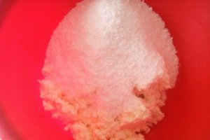 Desert prajitura cu ciocolata, bilute de cocos si crema de vanilie
