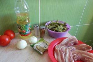 Fasole verde cu piept de porc si rosii