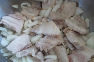 Fasole verde cu piept de porc si rosii