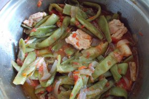 Fasole verde cu piept de porc si rosii