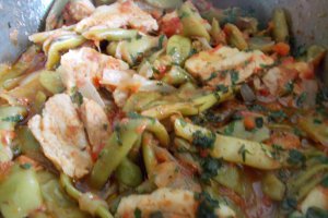 Fasole verde cu piept de porc si rosii