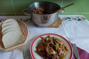 Fasole verde cu piept de porc si rosii