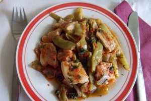 Fasole verde cu piept de porc si rosii