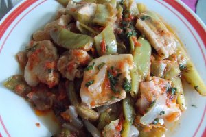 Fasole verde cu piept de porc si rosii