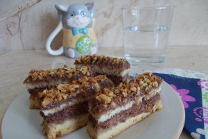 Desert prajitura cu blat de albusuri si crema de cacao si visine