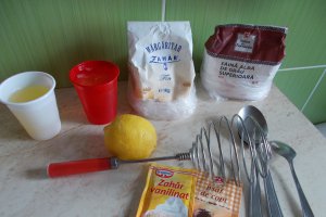 Desert prajitura cu blat de albusuri si crema de cacao si visine