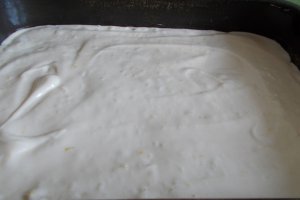 Desert prajitura cu blat de albusuri si crema de cacao si visine