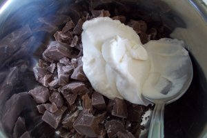 Desert prajitura cu blat de albusuri si crema de cacao si visine