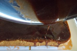 Desert prajitura cu blat de albusuri si crema de cacao si visine