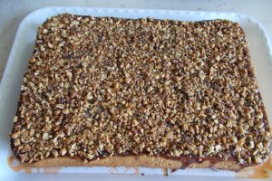 Desert prajitura cu blat de albusuri si crema de cacao si visine