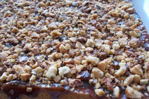 Desert prajitura cu blat de albusuri si crema de cacao si visine