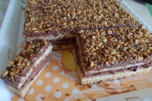 Desert prajitura cu blat de albusuri si crema de cacao si visine