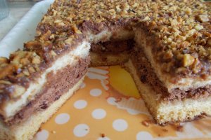 Desert prajitura cu blat de albusuri si crema de cacao si visine