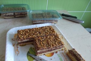 Desert prajitura cu blat de albusuri si crema de cacao si visine