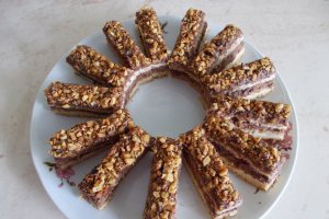Desert prajitura cu blat de albusuri si crema de cacao si visine