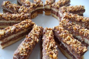 Desert prajitura cu blat de albusuri si crema de cacao si visine