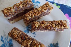 Desert prajitura cu blat de albusuri si crema de cacao si visine