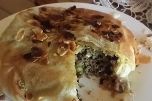 Placinta Pastilla cu carne de vita si migdale