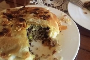 Placinta Pastilla cu carne de vita si migdale