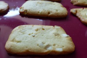 Desert biscuiti cu coaja de lamaie confiata