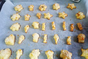 Aperitiv biscuiti cu branza si unt