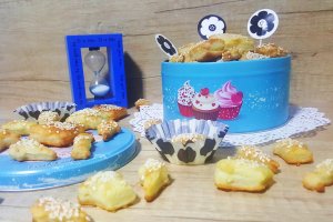 Aperitiv biscuiti cu branza si unt
