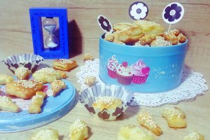 Aperitiv biscuiti cu branza si unt