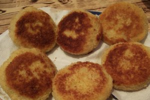 Mini sandvisuri pane cu salam si mozzarella