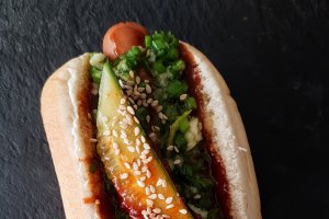 Hot Dog cu sos BBQ- Teriyaki, salsa de ceapa verde si castraveti cu Gochujang