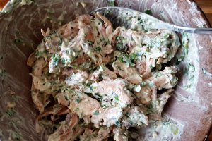 Placinta crocanta de pui cu iaurt si ierburi proaspete