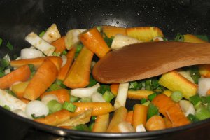 Aripi de pui cu sos de usturoi si morcovi