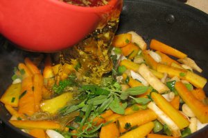 Aripi de pui cu sos de usturoi si morcovi