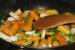 Aripi de pui cu sos de usturoi si morcovi-4