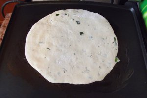 Turte la tigaie cu branza si ceapa verde