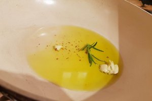 Cartofi noi rumeniti, cu rozmarin