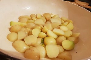 Cartofi noi rumeniti, cu rozmarin