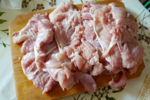 Pulpe superioare si garnitura de cartofi cu ceapa verde si boia
