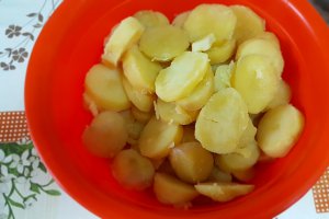 Pulpe superioare si garnitura de cartofi cu ceapa verde si boia