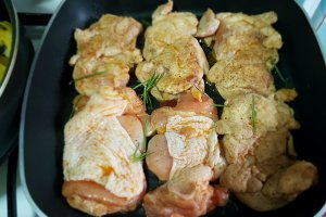 Pulpe superioare si garnitura de cartofi cu ceapa verde si boia