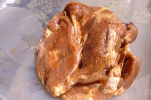 Ceafa de porc marinata, la gratar