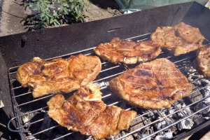 Ceafa de porc marinata, la gratar