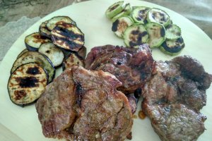 Ceafa de porc marinata, la gratar