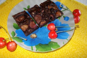 Desert negresa de post cu cirese si glazura de cacao