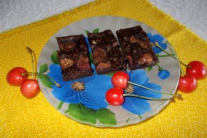 Desert negresa de post cu cirese si glazura de cacao