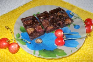 Desert negresa de post cu cirese si glazura de cacao