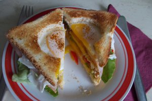 Club sandwich cu ou