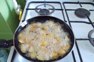 Garnitura de cartofi noi, cu marar si sos de usturoi