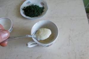 Garnitura de cartofi noi, cu marar si sos de usturoi