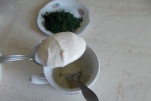 Garnitura de cartofi noi, cu marar si sos de usturoi
