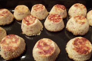 Briose din cartofi cu bacon in sos de rosii